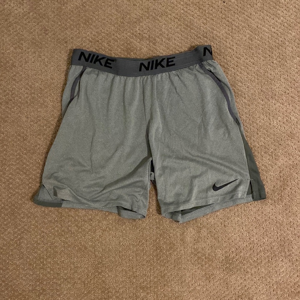 Men’s Nike shorts size large